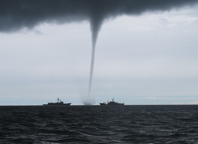 tornado-g241a495a5_1920.jpg